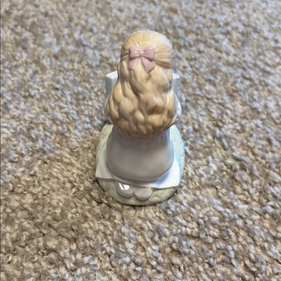 Hallmark Studio B - Little Girl Kneeling in Prayer w Bible - Porcelain Figurine - Picture 7 of 9